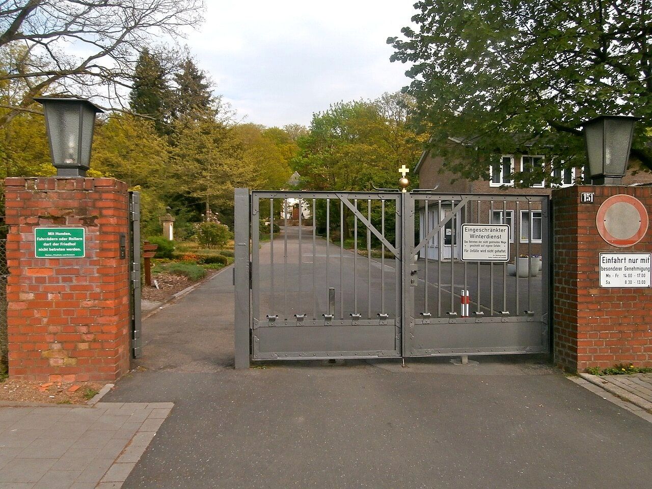 Haupteingang auf Waldfriedhof Gerresheim